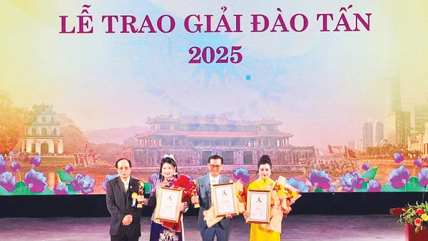 Giải thưởng Đào Tấn vinh danh các cá nhân ở hạng mục “Nhà quản lý nghệ thuật xuất sắc”.