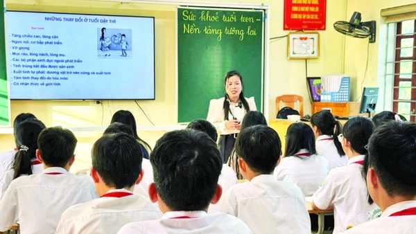 Học sinh trên địa bàn Hà Nội sinh hoạt ngoại khóa tìm hiểu về sức khỏe sinh sản vị thành niên. (Ảnh: VÂN VÂN)