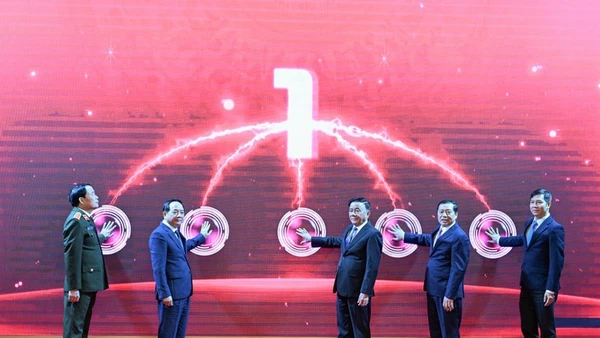 Thường trực Ban Bí thư Trần Cẩm Tú, Trưởng ban Tuyên giáo và Dân vận Trịnh Văn Quyết và các đại biểu thực hiện nghi thức ra mắt App TGDV trên điện thoại di động. (Ảnh: DUY LINH)