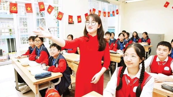 Giờ học môn Ngữ văn của học sinh lớp 7 tại Trường THCS Chương Dương, phường Hồng Hà, Hà Nội. (Ảnh: VIẾT HÀ)