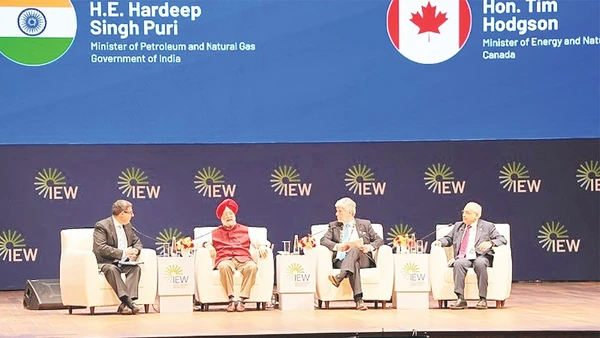 Đại diện Ấn Độ và Canada thảo luận về hợp tác năng lượng.