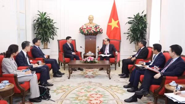 Bộ trưởng Bộ Ngoại giao Lê Hoài Trung tiếp Thứ trưởng Thứ nhất Bộ Ngoại giao Hàn Quốc Park Yoon Joo. (Nguồn: Bộ Ngoại giao)