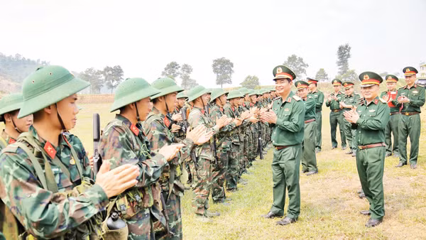 Lãnh đạo Quân khu 1 kiểm tra, động viên chiến sĩ mới Trung đoàn 246, Sư đoàn 346 trên thao trường huấn luyện (Ảnh: BÙI HIỆP)