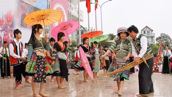 Giữ gìn và phát huy bản sắc văn hóa dân tộc là nhiệm vụ trọng tâm, cốt lõi, là nền tảng tinh thần vững chắc để Việt Nam hội nhập sâu rộng mà không bị “hòa tan”.