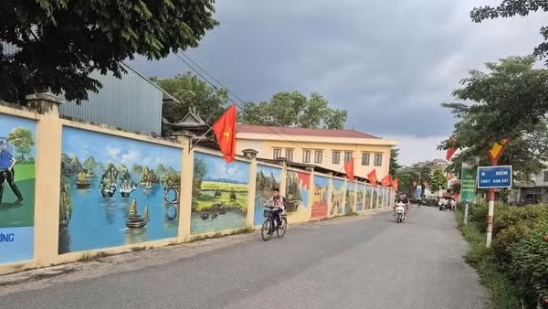 Những con đường bích họa sáng, xanh, sạch, đẹp tại xã Kiều Phú, Hà Nội. (Ảnh: THIỆN TÂM)