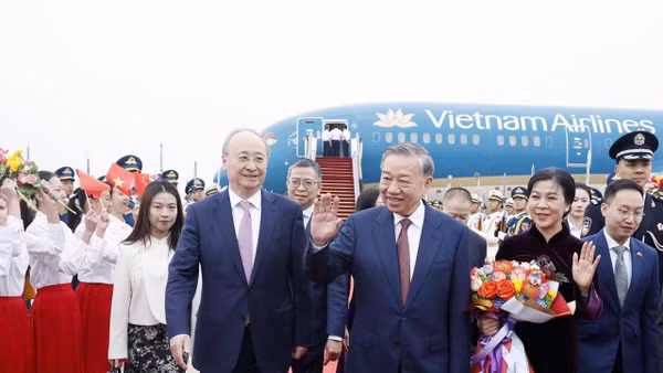 Lễ đón Tổng Bí thư, Chủ tịch nước Tô Lâm và Phu nhân tại Sân bay quốc tế Bắc Kinh. (Ảnh: Thống Nhất - TTXVN)