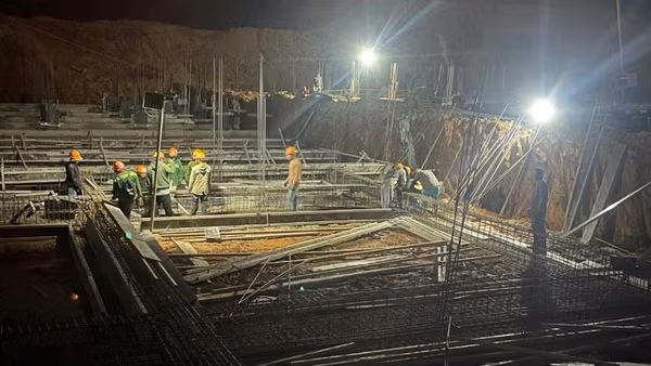 Công trường các dự án trọng điểm xây trường cho vùng cao vẫn sáng đèn trong cơn bão giá. 