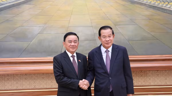 Thường trực Ban Bí thư Trần Cầm Tú và Chủ tịch Đảng Nhân Dân Campuchia, Chủ tịch Thượng viện Campuchia Hun Sen tại Trụ sở Thượng viện Campuchia sáng 10/4. (Ảnh: HUY VŨ)