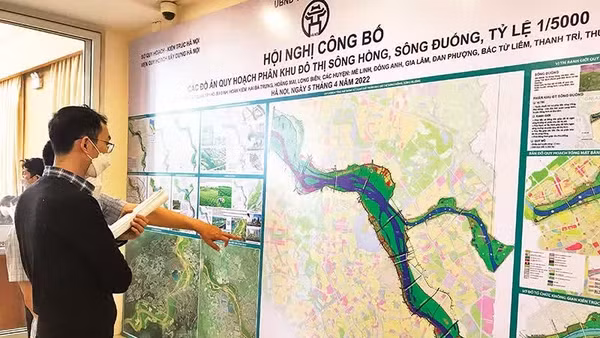 Người dân tìm hiểu Quy hoạch phân khu đô thị sông Hồng.