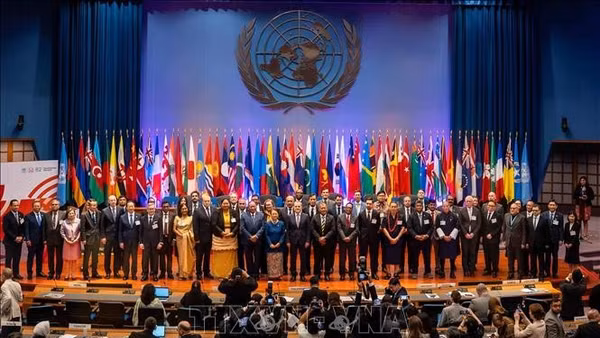 Các đại biểu chụp ảnh lưu niệm bế mạc Khóa họp. (Ảnh: TTXVN)