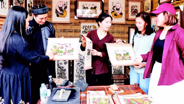Nghệ nhân tranh dân gian Đông Hồ giới thiệu tác phẩm với du khách tại Festival “Về miền di sản Bắc Ninh-2026”.