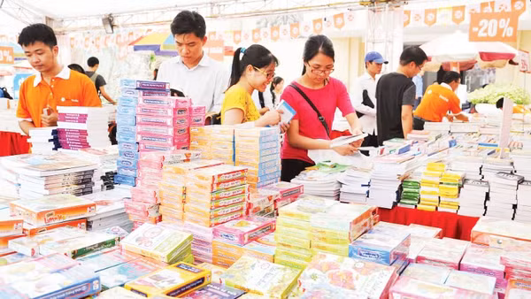 Sách là món ăn tinh thần không thể thiếu đối với nhiều độc giả. (Ảnh: TRẦN AN)