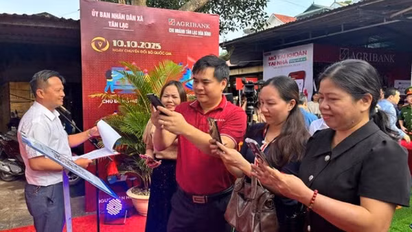 Phiên chợ kết nối số và ra mắt kênh thông tin “Xã Tân Lạc, tỉnh Phú Thọ” trên nền tảng Zalo OA được đông đảo người dân hào hứng tham gia.