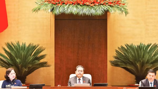 Chủ tịch Quốc hội Trần Thanh Mẫn và các Phó Chủ tịch Quốc hội chủ trì, điều hành phiên họp chiều 10/4. (Ảnh: THỦY NGUYÊN)