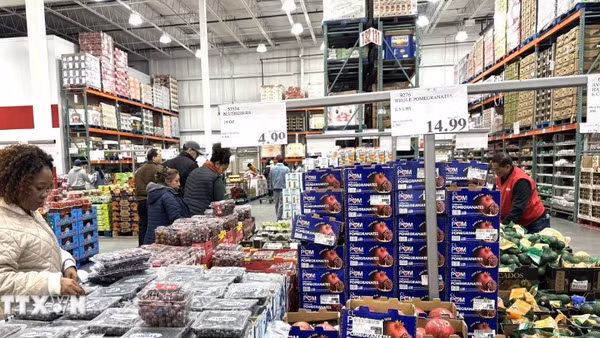 Người tiêu dùng chọn mua hoa quả tại một siêu thị ở bang Maryland. (Ảnh: Đoàn Hùng/TTXVN)