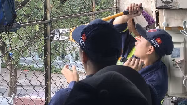 Cảnh sát Phòng cháy, chữa cháy phá dỡ lối thoát hiểm tại một căn hộ chung cư trên địa bàn phường.