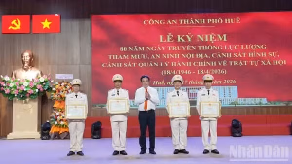 Nhiều tập thể đã được lãnh đạo thành phố khen thưởng.