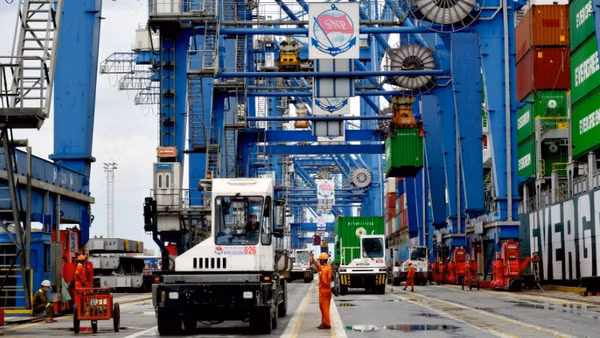 Người lao động làm việc tại cảng Sài Gòn.