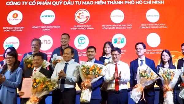 Lãnh đạo Thành phố Hồ Chí Minh chụp ảnh lưu niệm cùng các cổ đông sáng lập Quỹ Đầu tư mạo hiểm Thành phố Hồ Chí Minh.