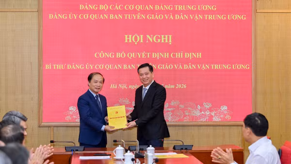 Đồng chí Nguyễn Long Hải trao Quyết định của Ban Thường vụ Đảng ủy các cơ quan Đảng Trung ương cho đồng chí Phạm Tất Thắng. (Ảnh: THẾ ĐẠI)
