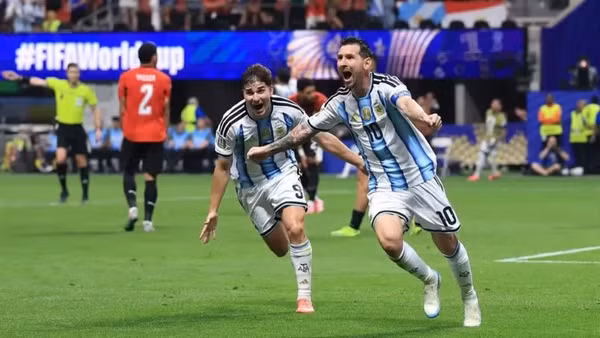 Lionel Messi ăn mừng bàn thắng gỡ hòa cho Argentina trong trận đấu với Ai Cập rạng sáng 8/7. (Ảnh: FIFA)