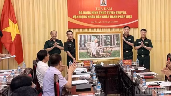 Báo Quân đội nhân dân tặng quà Bộ Chỉ huy quân sự tỉnh Lào Cai. (Ảnh: THANH SƠN)
