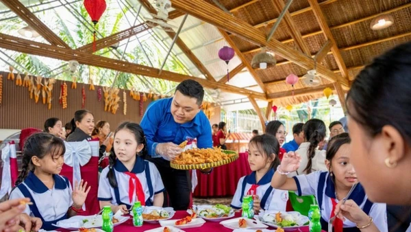 Chương trình “Nấu ăn cho em” tại xã Phú Hưng, huyện Cái Nước, tỉnh Cà Mau.