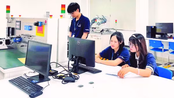 Sinh viên tại phòng thực hành Robot và Trí tuệ nhân tạo của Đại học Phenikaa.