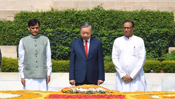 Tổng Bí thư, Chủ tịch nước Tô Lâm đặt vòng hoa tưởng niệm Mahatma Gandhi. (Ảnh: Uday India)