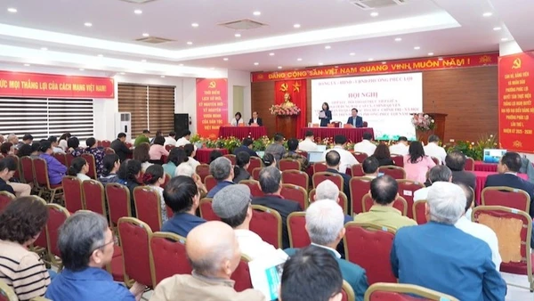 Lãnh đạo phường Phúc Lợi thông tin về những nội dung người dân quan tâm.