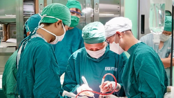 Ê-kíp phẫu thuật chấn thương sọ não phức tạp tại Bệnh viện đa khoa Vũng Tàu.