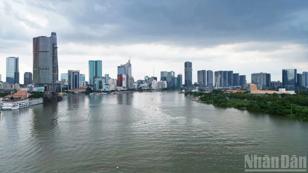 Khu vực được quy hoạch mở rộng Không gian văn hóa Hồ Chí Minh nằm tại vị trí đắc địa ven sông Sài Gòn, tiếp giáp tuyến đường Nguyễn Tất Thành - cửa ngõ kết nối trung tâm với khu nam Thành phố Hồ Chí Minh. (Ảnh: THẾ ANH) 