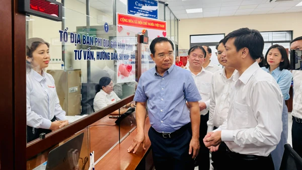 Chủ tịch Ủy ban nhân dân Thành phố Hồ Chí Minh Nguyễn Văn Được trong một lần đi khảo sát thực tế tại Trung tâm Phục vụ hành chính công phường Bà Rịa.