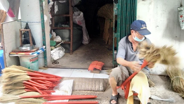 Hiện nay, xóm chổi đót chỉ còn lác đác vài hộ theo nghề.