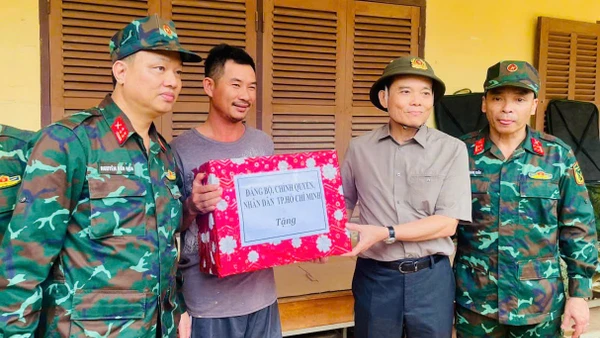 Sáng 22/11, Bí thư Trung ương Đảng, Bí thư Thành ủy Thành phố Hồ Chí Minh Trần Lưu Quang đã tới thăm hỏi, động viên và trao tận tay cho bà con vùng lũ Khánh Hòa những phần quà nhỏ của người dân thành phố.