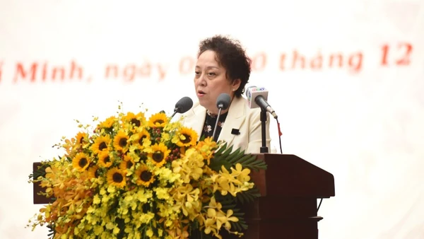 Giám đốc Sở An toàn thực phẩm Thành phố Hồ Chí Minh Phạm Khánh Phong Lan trả lời chất vấn tại kỳ họp.