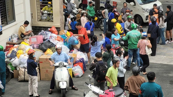 Rất đông người dân Thành phố Hồ Chí Minh đã tới các điểm tiếp nhận để sẻ chia với bà con vùng bão, lũ.