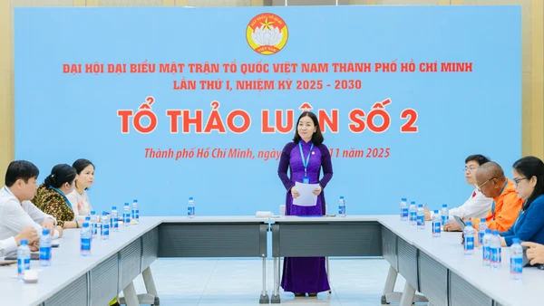 Các đại biểu tổ 2 thảo luận tại tổ dưới sự chủ trì của đồng chí Trương Thị Bích Hạnh, Phó Trưởng ban Thường trực Ủy ban Mặt trận Tổ quốc Việt Nam thành phố.