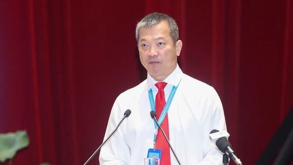 Tiến sĩ Mai Hữu Tín trình bày tham luận tại Đại hội Đại biểu Mặt trận Tổ quốc Việt Nam Thành phố Hồ Chí Minh. 