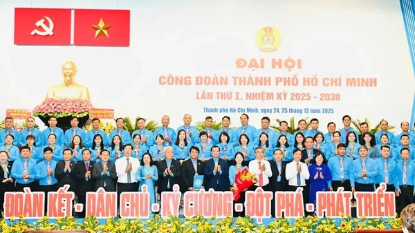 Ban Chấp hành, Ban Thường vụ Liên đoàn Lao động Thành phố Hồ Chí Minh nhiệm kỳ mới ra mắt Đại hội. (Ảnh: VIỆT DŨNG) 