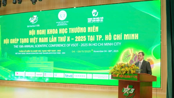 Phó Giáo sư, Tiến sĩ, bác sĩ Nguyễn Tri Thức, Thứ trưởng Y tế phát biểu tại hội nghị.