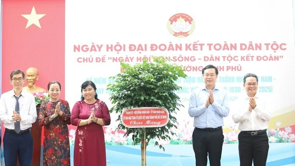 Ủy viên Trung ương Đảng, Phó Bí thư Thường trực Thành ủy Thành phố Hồ Chí Minh Lê Quốc Phong, Phó Chủ tịch Ủy ban Mặt trận Tổ quốc Việt Nam Thành phố Hồ Chí Minh Phạm Minh Tuấn tặng cây xanh chúc mừng Ngày hội (Ảnh: PHAN ANH) 