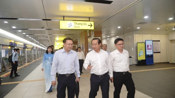 Lãnh đạo Thành phố chọn phương tiện tàu Metro để đi đến Trung tâm Phục vụ hành chính công Thành phố. (Ảnh: Thế Anh) 
