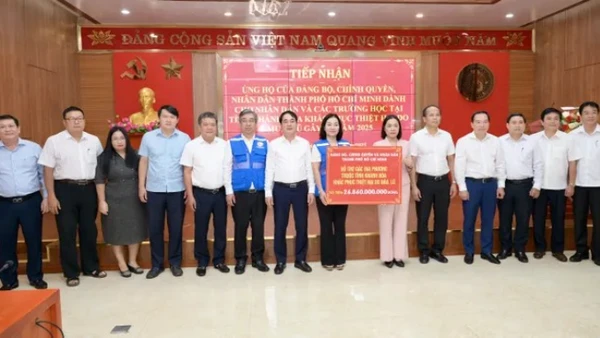 Đoàn công tác của Thành phố Hồ Chí Minh đã trao hơn 26,8 tỷ đồng hỗ trợ các địa phương thuộc tỉnh Khánh Hòa khắc phục thiệt hại do bão lũ. Ảnh: VĂN MINH 