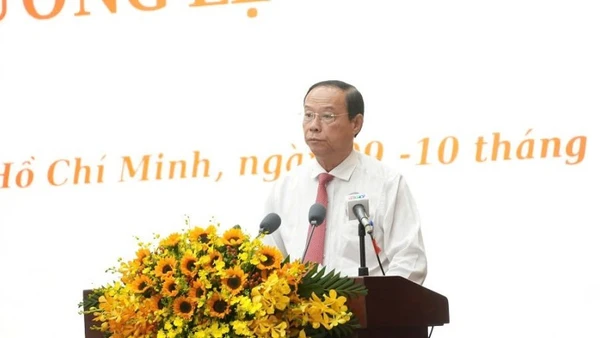 Đồng chí Nguyễn Lộc Hà, Phó Chủ tịch Ủy ban nhân dân thành phố báo cáo về tình hình kinh tế-xã hội tại kỳ họp.