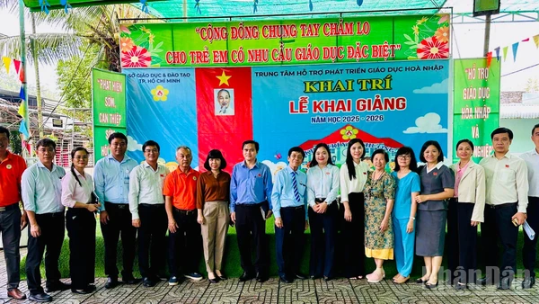 Đoàn khảo sát của Ban Văn hóa-Xã hội tới thăm và lắng nghe những chia sẻ của Trung tâm hỗ trợ phát triển giáo dục hòa nhập Khai Trí.
