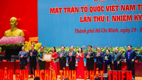 Tập thể Ủy ban Mặt trận Tổ quốc Việt Nam Thành phố Hồ Chí Minh vinh dự nhận Bằng khen của Thủ tướng Chính phủ.