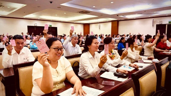 Các đại biểu đã biểu quyết thông qua số lượng người được giới thiệu ứng cử đại biểu Quốc hội khóa XVI nhiệm kỳ 2026-2031 tại Thành phố Hồ Chí Minh. (Ảnh: VƯƠNG LÊ)