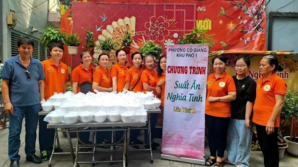 Đồng chí Châu Diệu Phương và các chi hội đoàn thể thực hiện mô hình “Suất ăn nghĩa tình-chia sẻ yêu thương”, giúp đỡ người dân khó khăn trong khu phố.