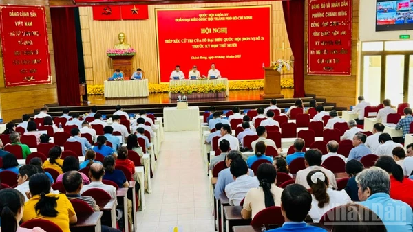 Tổ đại biểu Quốc hội đơn vị số 3 tiếp xúc trực tiếp với cử tri tại phường Chánh Hưng.